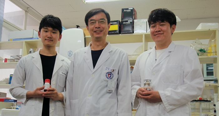 왼쪽부터 최석민 학생, 유형근 교수, 정희원 학생