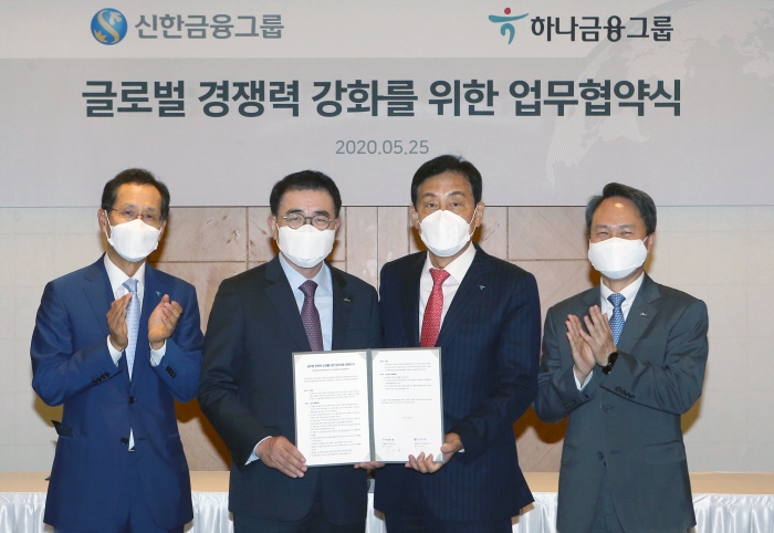 신한금융그룹과 하나금융그룹은 25일 오후 서울 소공동 롯데호텔에서 두 그룹 간의 글로벌 경쟁력 강화를 위한 양해각서(MOU)를 체결하고 글로벌 사업에 대한 업무 제휴에 나서기로 했다. 사진 왼쪽부터 지성규 하나은행장, 김정태 하나금융지주 회장, 조용병 신한금융지주 회장, 진옥동 신한은행장. 사진=신한금융지주·하나금융지주 공동제공
