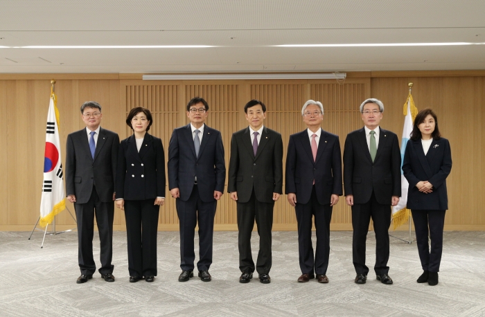 한국은행 금융통화위원회가 위원들의 진용을 새롭게 재편한 후 처음으로 오는 28일 기준금리를 결정한다. 사진 왼쪽부터 윤면식 한국은행 부총재, 서영경 금통위원, 주상영 금통위원, 이주열 한국은행 총재, 조윤제 금통위원, 고승범 금통위원, 임지원 금통위원. 사진=한국은행 제공