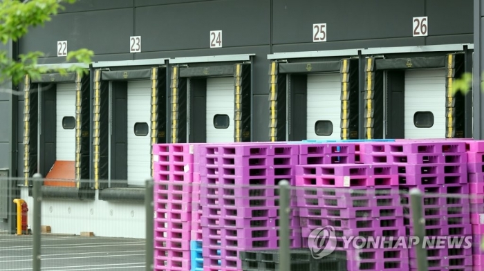 부천 대형 물류센터 직원 확진자, 직장서 200명 접촉···운영 중단. 사진=연합뉴스