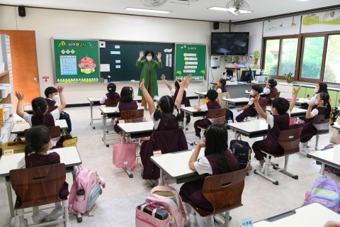 사회적 거리두기 1단계, 19일부터 학교 등교 제한 2/3로 완화