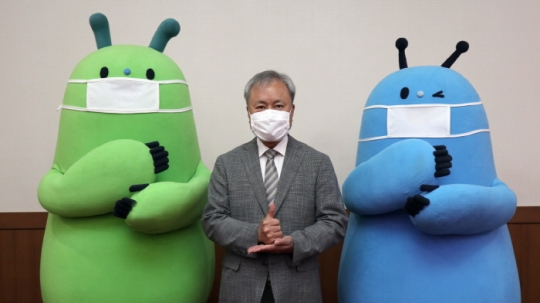 26일 수도권매립지관리공사 서주원 사장이 ‘덕분에 챌린지’ 캠페인에 동참하고 있다.