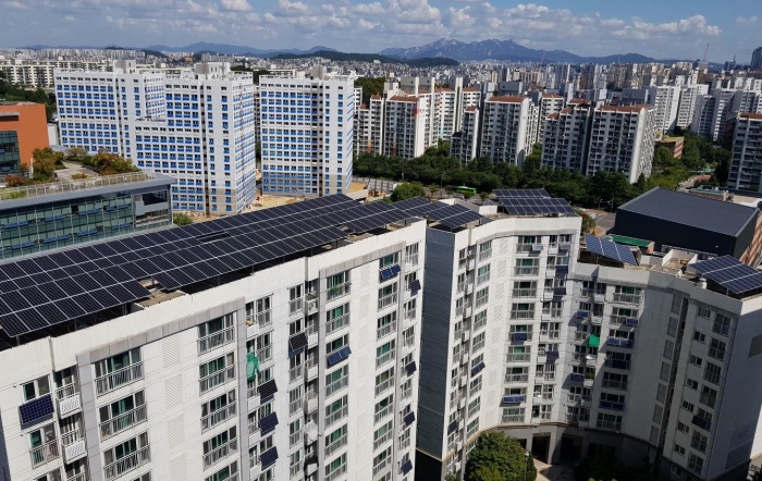 한화큐셀이 설치한 서울시 양천구 소재 신정이펜하우스 240kW 규모의 5단지태양광발전소. 사진=한화큐셀 제공