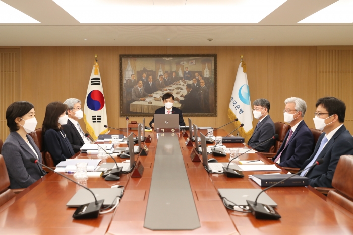 한국은행 금융통화위원회는 28일 서울 세종대로 한은 본관에서 통화정책방향 결정회의를 열고 0.75%였던 기준금리를 0.25%포인트 내려 연 0.5%의 금리를 적용하기로 결정했다. 사진=한국은행 제공