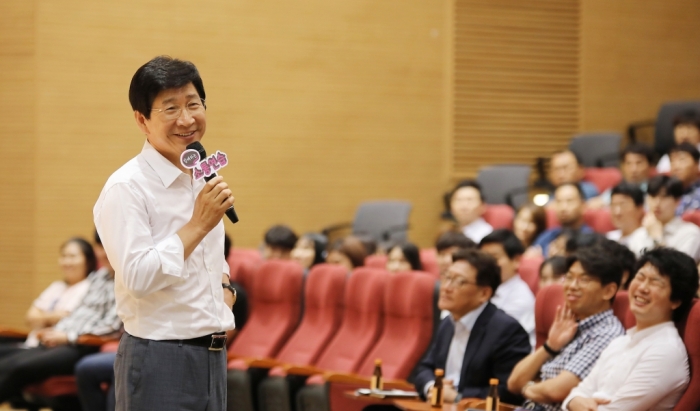 지난해 8월 21일 삼성디스플레이 아산2캠퍼스에서 열린 ‘함께하는 소통연습’ 행사에서 이동훈 대표이사(사장)가 임직원들 질문에 답변하고 있다. 사진=삼성디스플레이 제공