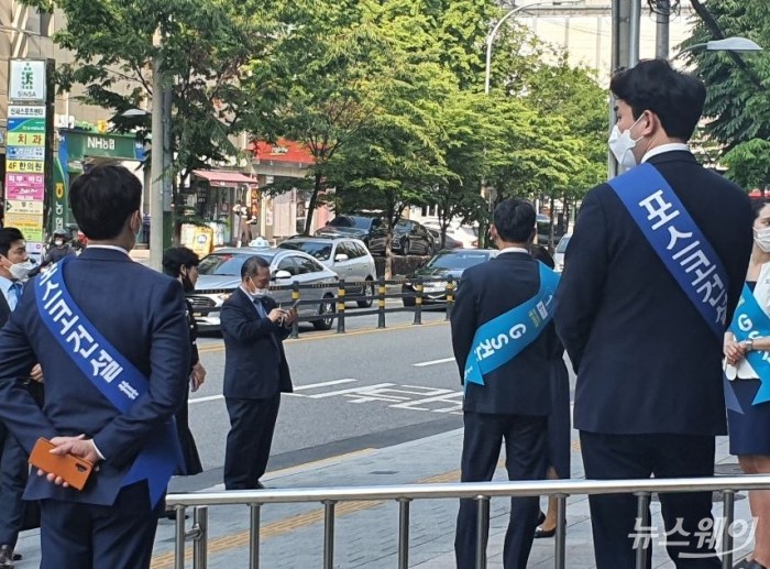 28일 신반포21차 시공사 선정 총회가 개최된 서울 서초구 잠원동 잠원동주민센터 입구에서 GS건설과 포스코건설 임직원들이 홍보전을 펼치고 있다. 사진=이수정 기자