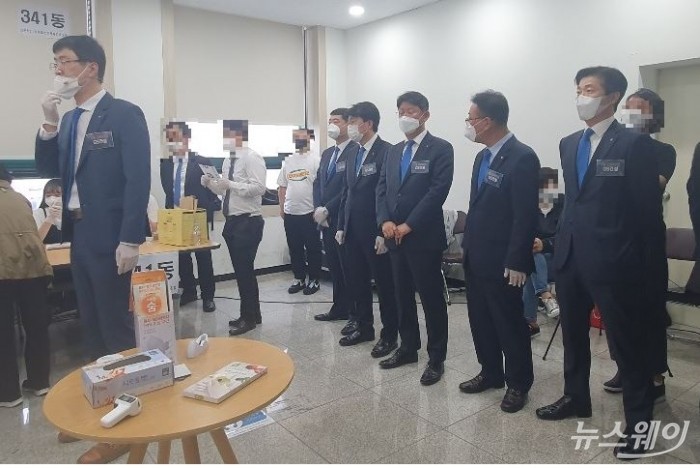 28일 GS건설 직원들이 설명회 후발 주자로 입장하기 위해 기다리고 있다. 사진=이수정 기자