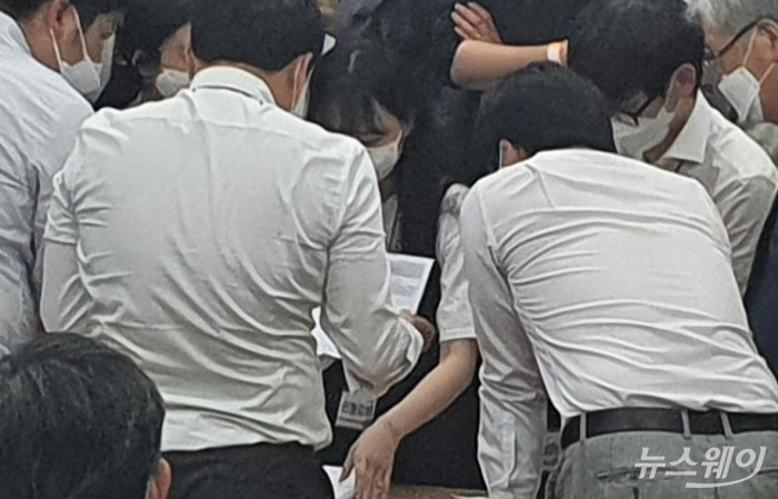 28일 오후 서울 서초구 잠원동 잠원동주민센터에서 개최된 신반포21차 시공사 선정 총회에서 관계자들이 개표를 진행하고 있다. 사진=이수정 기자
