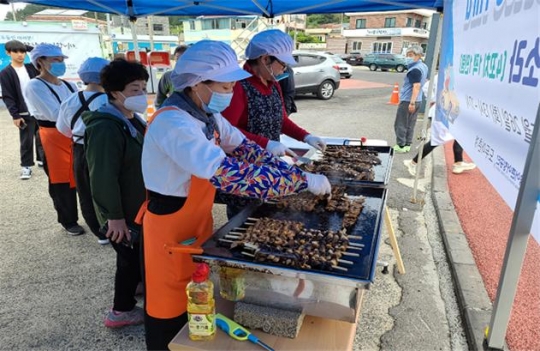 도두어촌계 주민들이 뿔소라 꼬치를 만들고 있다.