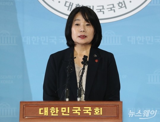 윤미향 더불어민주당 당선인 ‘정의기억연대(정의연) 활동 당시 회계 부정 등 각종 의혹과 관련’ 기자회견. 사진=이수길 기자 leo2004@newsway.co.kr