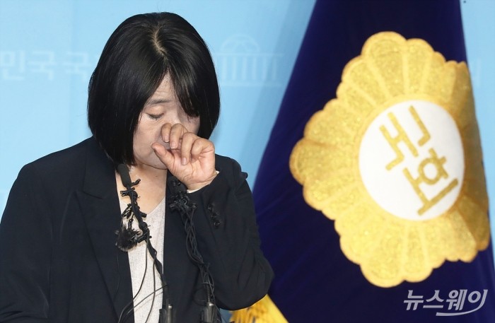윤미향 더불어민주당 당선인 ‘정의기억연대(정의연) 활동 당시 회계 부정 등 각종 의혹과 관련’ 기자회견. 사진=이수길 기자 leo2004@newsway.co.kr