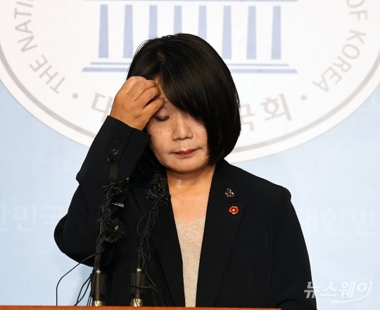 윤미향 더불어민주당 당선인 ‘정의기억연대(정의연) 활동 당시 회계 부정 등 각종 의혹과 관련’ 기자회견. 사진=이수길 기자 leo2004@newsway.co.kr