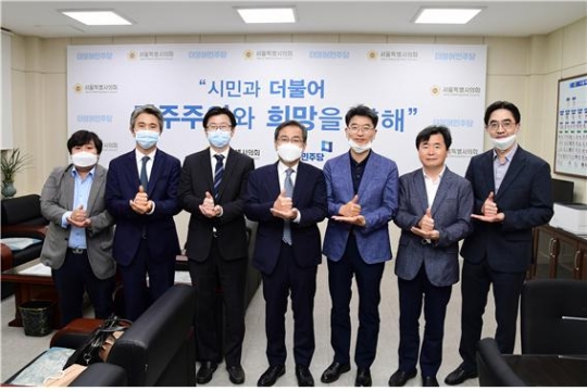 (사진 왼쪽부터) 고려대 보건과학대학 이민우 연구교수 ,서울시의회 도시계획관리 위원장 김인제, 고대구로병원 조금준 교수, 대산부인과학회 이사장 이필량, 김용석 대표의원, 고대안암병원 홍순철 교수, 연세대신촌세브란스병원 김영한 교수