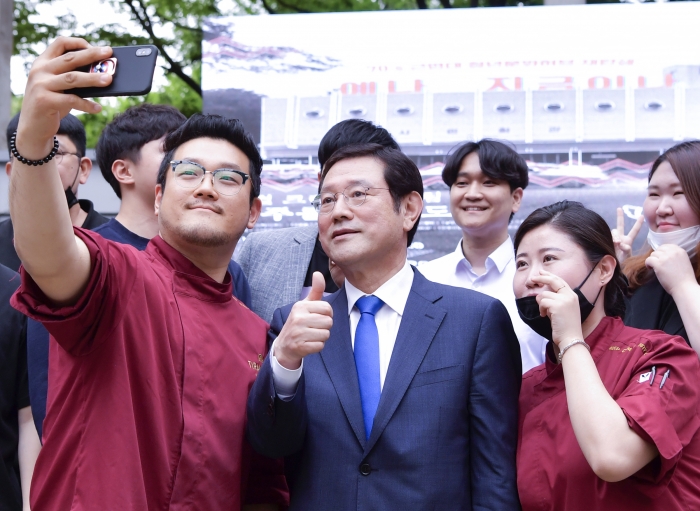 광주시민회관 청년창업공간 개관식에서 청년들과 기념사진을 찍고 있는 이용섭 광주광역시장