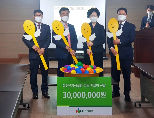 박성식 DB손해보험 부사장(왼쪽 두 번째)과 이태영 한국희귀난치성질환연합회 회장(네 번째) 등이 희귀난치성질환 환아의 치료를 위한 기부금 전달식에 참석해 기념촬영을 하고 있다. 사진=DB손해보험