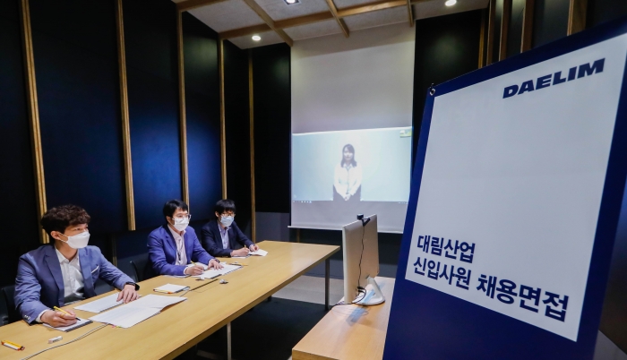 대림산업 면접관들이 비대면 면접 시스템을 시연하고 있다. 사진=대림산업 제공