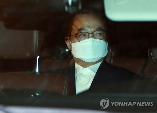 강제추행 혐의를 받는 오거돈 전 부산시장이 2일 오후 구속영장이 기각된 뒤 부산 동래경찰서 유치장을 나와 차량에 탑승해 있다. 사진=연합뉴스 제공