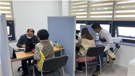 전주기전대학 산하 무주군 로컬JOB센터가 전주고용복지플러스센터와 함께 무주군민에 출장상담을 하고 있다.