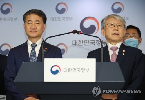 최기영 과학기술정보통신부 장관(오른쪽)과 박능후 보건복지부 장관이 3일 정부서울청사 브리핑실에서 코로나19 치료제백신 개발 관련 합동 브리핑을 하고 있다. 사진=연합뉴스 제공