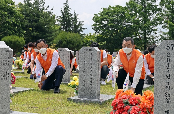 김신연 사장을 포함한 한화그룹 임직원들이 태극기 교체활동을 하고 있다. 사진=한화그룹 제공