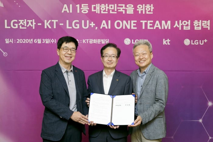 AI 동맹 맺은 KT-LGU+, “뭉쳐야 산다” 기사의 사진