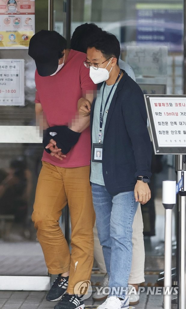 ‘서울역 묻지마 폭행범’ 30대男, 구속심사 출석···“욱해서 실수했다” / 사진=연합뉴스