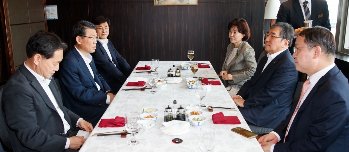 은성수 금융위원장(왼쪽 두 번째)은 5일 오후 서울 여의도동의 한 음식점에서 윤석헌 금융감독원장 등 금융위·금감원 간부들과 함께 점심을 함께 했다. 이날 오찬에는 신임 금감원 부원장 3명도 함께 했다. 사진=금융위원회 제공