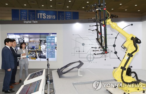 지난 2019년 8월 서울 강남구 코엑스에서 열린 중소기업기술혁신대전의 한 부스에서 자동차 공장용 로봇암이 시연되고 있다. 연합뉴스 제공.