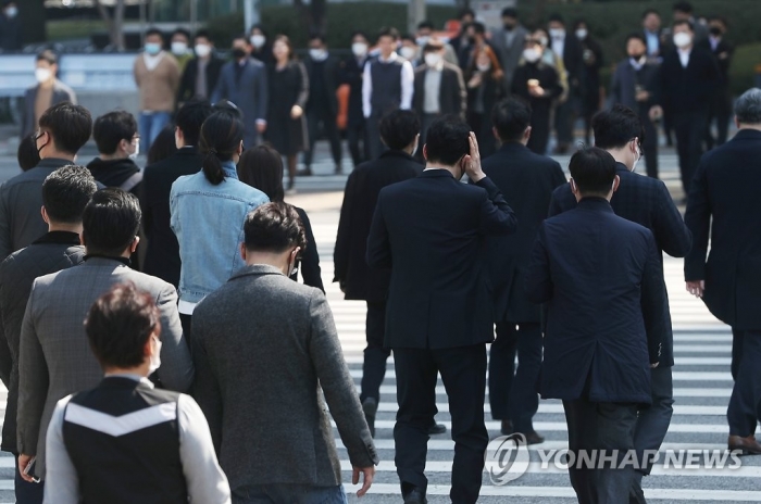 직장인, 연말정산 끝 아니다··· 4월 건보료 정산. 사진=연합뉴스 제공