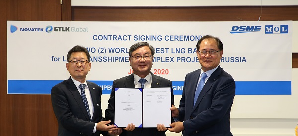 지난 5일 대우조선해양 서울 사옥에서 화상으로 진행된 LNG-Barge 건조 계약식에서 (왼쪽부터) 대우조선해양 박형근 전무, 이성근 사장, 권오익 전무가 계약서를 들고 기념촬영을 하고 있다. 사진=대우조선해양 제공