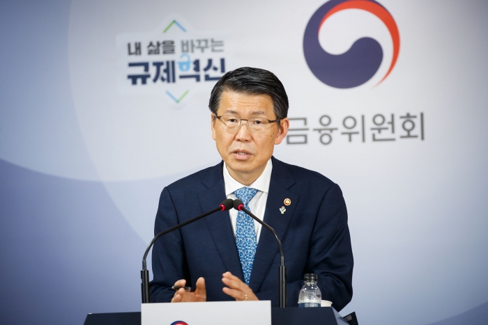 은성수 금융위원장이 11일 오후 서울 세종대로 정부서울청사에서 하반기 금융정책 방향을 설명하는 기자간담회에서 취재진의 질문에 응답하고 있다. 사진=금융위원회 제공