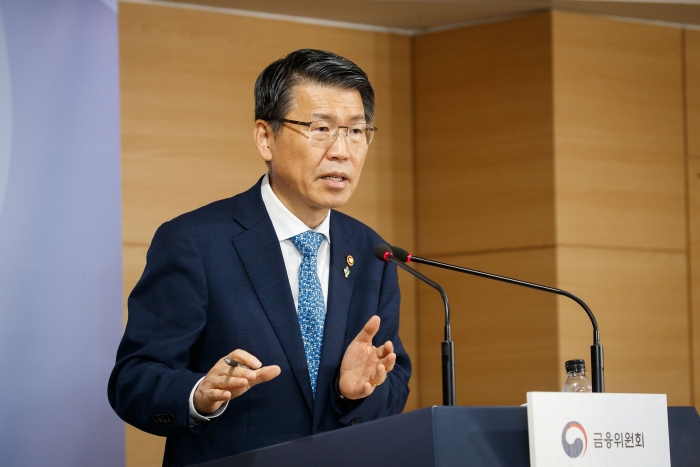 은성수 금융위원장이 11일 오후 서울 세종대로 정부서울청사에서 하반기 금융정책 방향을 설명하는 기자간담회에서 취재진의 질문에 응답하고 있다. 사진=금융위원회 제공