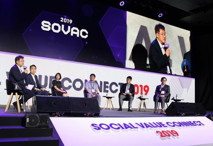 지난해 5월 28일 오전 서울 광장동 그랜드워커힐 호텔에서 사회적 가치를 주제로 열린 국내 첫 민간축제 소셜밸류커넥트(SOVAC) 2019에서 패널들이 토론을 진행 중이다. 왼쪽부터 김종걸 한양대 교수, 이종욱 기획재정부 국장, 정성미 한국 마이크로소프트 부사장, 김정호 베어베터 대표, 이형희 SK 수펙스추구협의회 SV위원장, 김태영 성균관대 교수. 사진=SK 제공