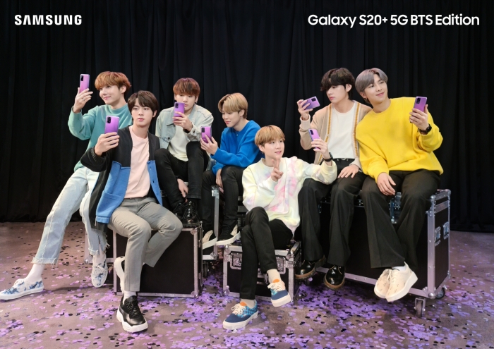 방탄소년단이 갤럭시 S20+ BTS 에디션을 사용하고 있는 모습. 사진=삼성전자 제공