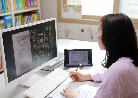 신한생명이 포항공대(포스텍)와의 산학협력을 통해 개설한 ‘디지털 인재 인공지능(AI) 전사 양성과정’ 수강 직원이 온라인 재택 강의를 듣고 있다. 사진=신한생명