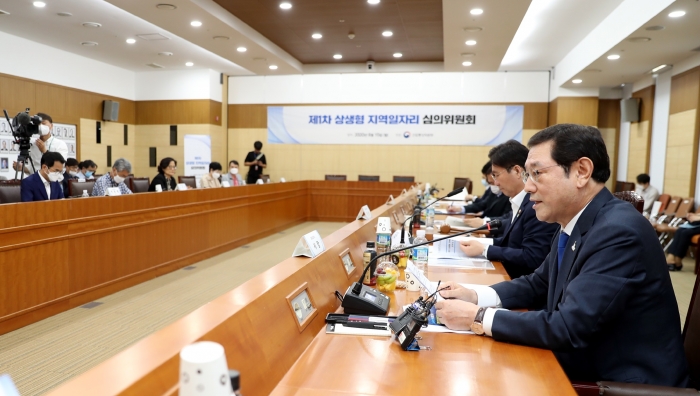 이용섭 광주광역시장이 15일 오후 세종시 산업통사자원부 대회의실에서 산업통상자원부 장관, 중앙부처 차관 등이 참석한 가운데 열린 '상생형 지역일자리 심의위원회'에서 광주형일자리 추진 상황을 설명하고 있다./광주광역시 제공