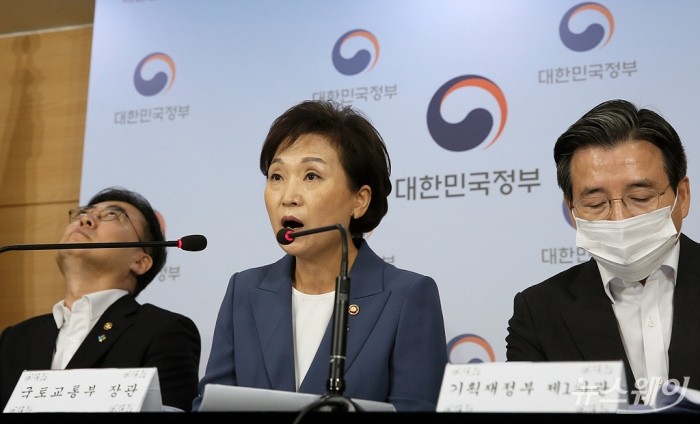 김현미 국토교통부 장관 6.17부동산 대책 ‘주택시장 안정을 위한 관리방안’ 발표. 사진=이수길 기자 leo2004@newsway.co.kr