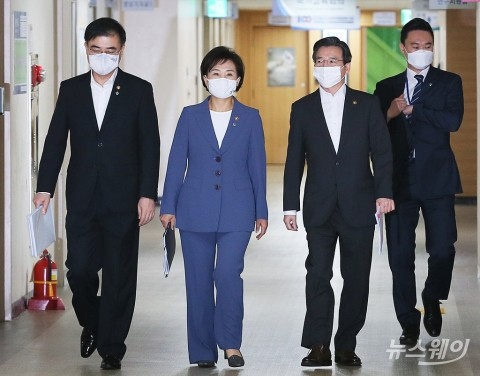정부, 부동산 세제개편 우선···與, 양도세율 최고 80% 입법 추진