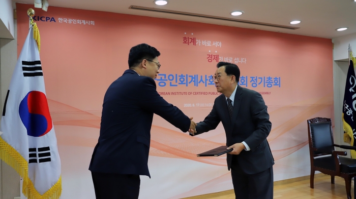 제45대 한국공인회계사회 회장으로 선출된 김영식 회계사(오른쪽)가 박재영 선거관리위원회 위원장(성도이현회계법인)으로부터 당선증을 수여받고 있다. 사진 = 한국공인회계사협회