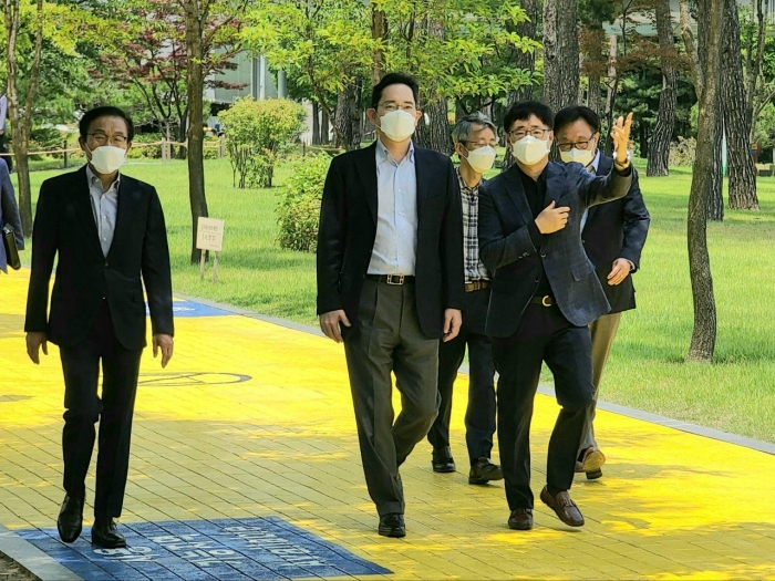 반도체 미래전략과 사업장 환경안전 로드맵을 점검하기 경기도 화성 반도체 연구소를 찾은 이재용 삼성전자 부회장의 모습. 사진=삼성전자 제공