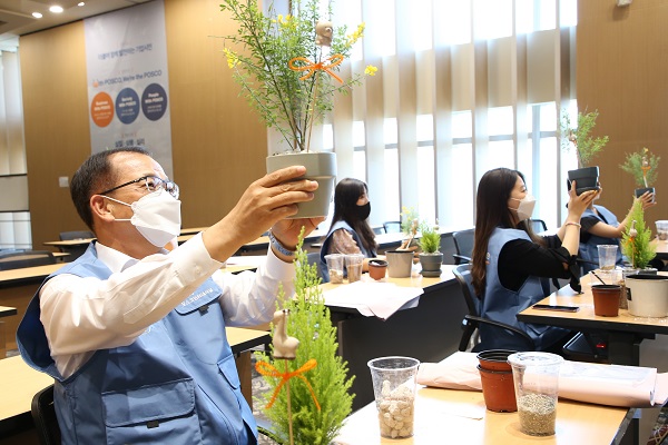 꽃꽂이 동호회 재능나눔 활동은 포스코그룹의 ‘기업시민’ 이념 실천 활동의 일환으로 지난해 처음 시작됐다. 포스코인터내셔널은 이 외에도 다양한 사내 동호회 재능나눔으로 지역사회 청소년들이 색다른 체험을 하며 건강한 사회구성원으로 성장할 수 있도록 지원하고 있다. 사진=포스코인터내셔널 제공