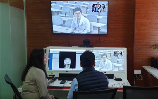 몽골인 A씨가 집도의인 한림대학교강남성심병원 이비인후과 최규영 교수에게 원격으로 진료받는 모습