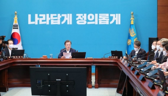 청와대서 국무회의 및 수도권 방역 대책회의 주재한 문 대통령. 사진=연합뉴스
