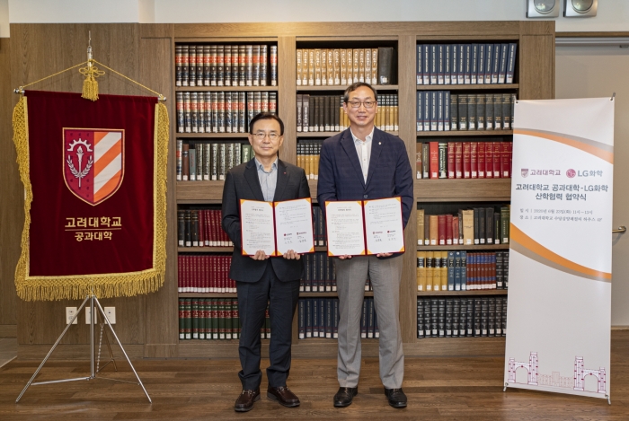 LG화학 전지사업본부 CPO 겸 배터리 연구소장 김명환 사장(왼쪽)과 김중훈 고려대학교 공과대학 학장이 협약식에서 기념사진을 촬영하고 있다. 사진=LG화학 제공