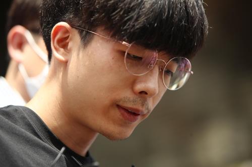 ‘갓갓’ 공범 안승진 얼굴 드러내···작은 체구에 안경 착용. 사진=연합뉴스