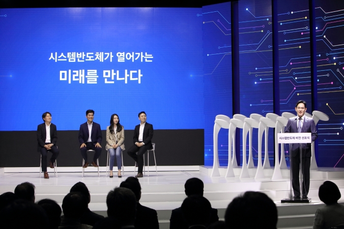 지난해 4월 시스템반도체 비전 선포식에서 반도체 비전 2030을 발표하는 이재용 부회장을 바라보는 세바스찬 승(승현준) 소장(왼쪽에서 두 번째). 사진=삼성전자 제공