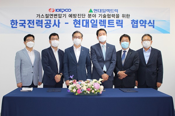 현대일렉트릭과 한국전력공사가 가스절연변압기 예방진단분야 기술 협력을 위한 업무협약(MOU)을 체결했다.(오른쪽 세번째부터 현대일렉트릭 김영기 전력사업본부장, 한국전력공사 김태용 송변전 운영처장). 사진=현대중공업그룹 제공