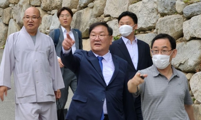 강원도 고성 화암사에서 만난 김태년 더불어민주당 원내대표와 주호영 미래통합당 원내대표. 사진=연합뉴스 제공