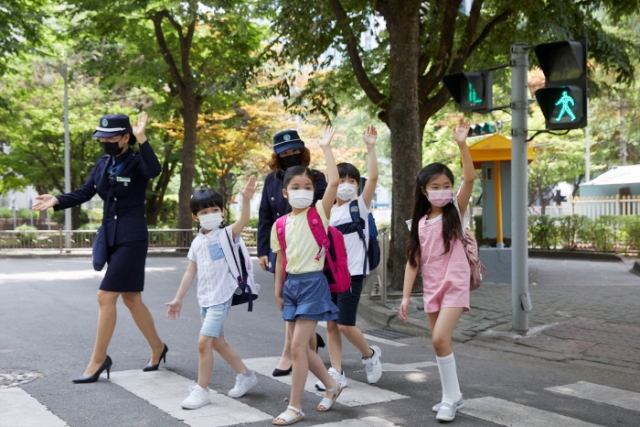 어린이들이 보행의 3법칙 ‘서다, 보다, 걷다’에 대해 교통안전교육을 받고 있다. 사진= 도로교통공단