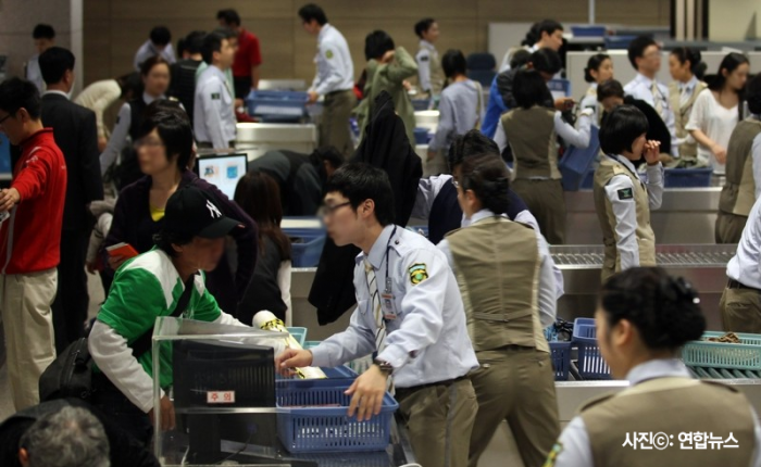 인국공의 정규직 전환 딜레마···‘자격 있다? 없다?’ 기사의 사진